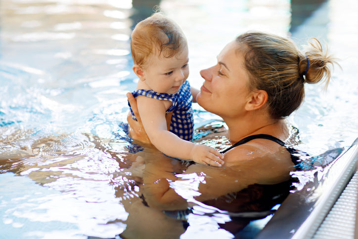 Bébé & l’eau : les premières découvertes commencent dans le bain